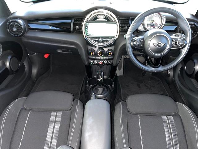 ＭＩＮＩ クーパーＳ　カメラ／パーキングアシストパッケージ　ペッパーパッケージ　アダプティブクルコン　純正ナビ　コンフォートアクセス　ＬＥＤヘッドライト　ユニオンジャックテールライト　インテリジェントセーフティ　禁煙車（2枚目）