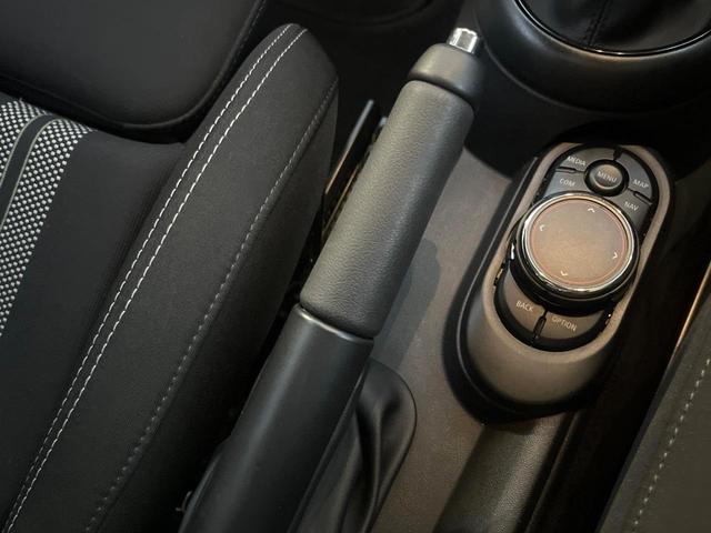 ＭＩＮＩ クーパーＳ　カメラ／パーキングアシストパッケージ　ペッパーパッケージ　アダプティブクルコン　純正ナビ　コンフォートアクセス　ＬＥＤヘッドライト　ユニオンジャックテールライト　インテリジェントセーフティ　禁煙車（27枚目）