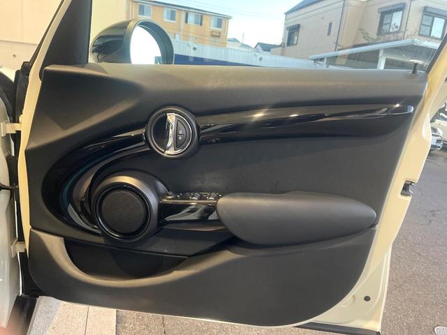 ＭＩＮＩ クーパーＳ　カメラ／パーキングアシストパッケージ　ペッパーパッケージ　アダプティブクルコン　純正ナビ　コンフォートアクセス　ＬＥＤヘッドライト　ユニオンジャックテールライト　インテリジェントセーフティ　禁煙車（37枚目）