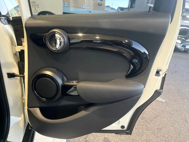 ＭＩＮＩ クーパーＳ　カメラ／パーキングアシストパッケージ　ペッパーパッケージ　アダプティブクルコン　純正ナビ　コンフォートアクセス　ＬＥＤヘッドライト　ユニオンジャックテールライト　インテリジェントセーフティ　禁煙車（39枚目）