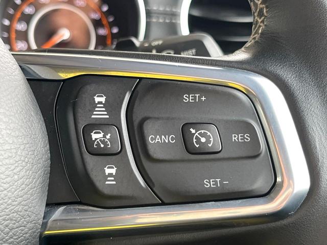 ジープ・ラングラーアンリミテッド サハラ　１オーナー　禁煙車　黒革シート　アダプティブクルコン　ブラインドスポットアシスト　純正ナビ　カープレイ　バックカメラ　シートヒーター　ＡＬＰＩＮＥオーディオシステム　スマートキー　Ｂｌｕｅｔｏｏｔｈ（4枚目）