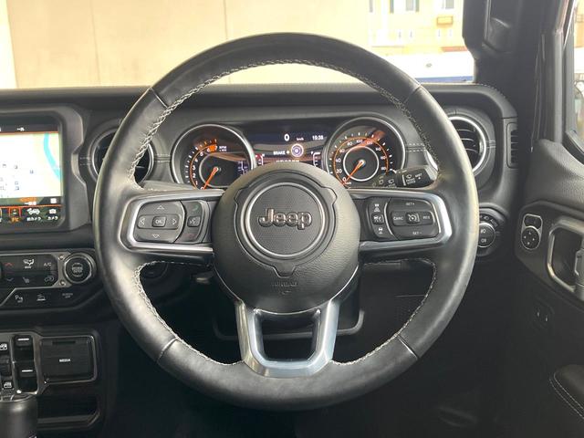 ジープ・ラングラーアンリミテッド サハラ　１オーナー　禁煙車　黒革シート　アダプティブクルコン　ブラインドスポットアシスト　純正ナビ　カープレイ　バックカメラ　シートヒーター　ＡＬＰＩＮＥオーディオシステム　スマートキー　Ｂｌｕｅｔｏｏｔｈ（9枚目）