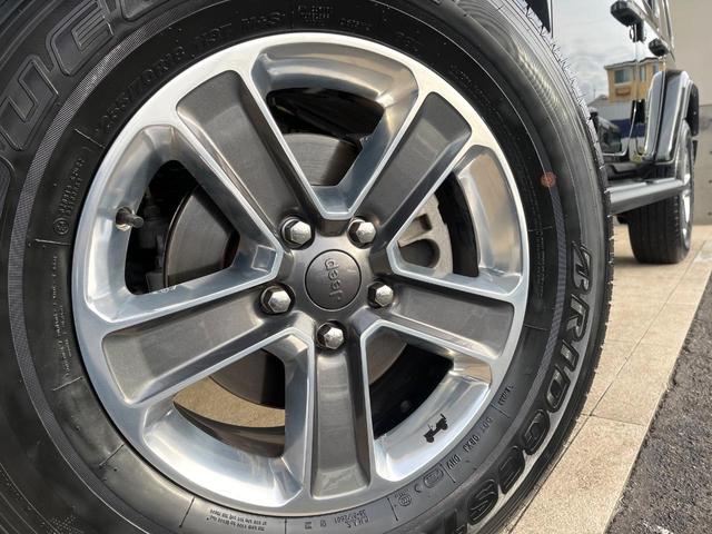 ジープ・ラングラーアンリミテッド サハラ　１オーナー　禁煙車　黒革シート　アダプティブクルコン　ブラインドスポットアシスト　純正ナビ　カープレイ　バックカメラ　シートヒーター　ＡＬＰＩＮＥオーディオシステム　スマートキー　Ｂｌｕｅｔｏｏｔｈ（13枚目）