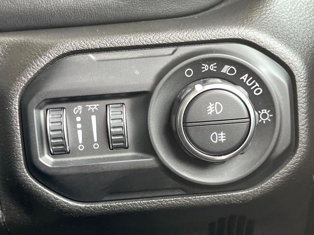 ジープ・ラングラーアンリミテッド サハラ　１オーナー　禁煙車　黒革シート　アダプティブクルコン　ブラインドスポットアシスト　純正ナビ　カープレイ　バックカメラ　シートヒーター　ＡＬＰＩＮＥオーディオシステム　スマートキー　Ｂｌｕｅｔｏｏｔｈ（23枚目）