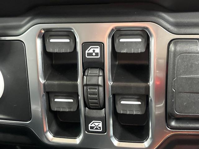 ジープ・ラングラーアンリミテッド サハラ　１オーナー　禁煙車　黒革シート　アダプティブクルコン　ブラインドスポットアシスト　純正ナビ　カープレイ　バックカメラ　シートヒーター　ＡＬＰＩＮＥオーディオシステム　スマートキー　Ｂｌｕｅｔｏｏｔｈ（30枚目）