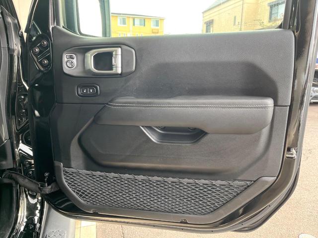 ジープ・ラングラーアンリミテッド サハラ　１オーナー　禁煙車　黒革シート　アダプティブクルコン　ブラインドスポットアシスト　純正ナビ　カープレイ　バックカメラ　シートヒーター　ＡＬＰＩＮＥオーディオシステム　スマートキー　Ｂｌｕｅｔｏｏｔｈ（49枚目）