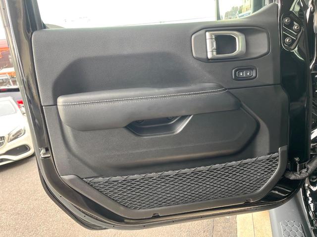 ジープ・ラングラーアンリミテッド サハラ　１オーナー　禁煙車　黒革シート　アダプティブクルコン　ブラインドスポットアシスト　純正ナビ　カープレイ　バックカメラ　シートヒーター　ＡＬＰＩＮＥオーディオシステム　スマートキー　Ｂｌｕｅｔｏｏｔｈ（50枚目）