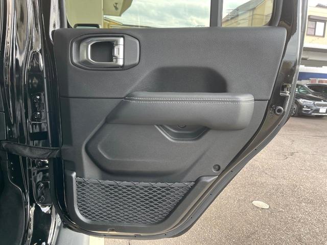 ジープ・ラングラーアンリミテッド サハラ　１オーナー　禁煙車　黒革シート　アダプティブクルコン　ブラインドスポットアシスト　純正ナビ　カープレイ　バックカメラ　シートヒーター　ＡＬＰＩＮＥオーディオシステム　スマートキー　Ｂｌｕｅｔｏｏｔｈ（51枚目）