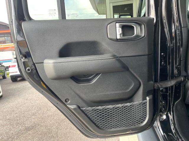 ジープ・ラングラーアンリミテッド サハラ　１オーナー　禁煙車　黒革シート　アダプティブクルコン　ブラインドスポットアシスト　純正ナビ　カープレイ　バックカメラ　シートヒーター　ＡＬＰＩＮＥオーディオシステム　スマートキー　Ｂｌｕｅｔｏｏｔｈ（52枚目）