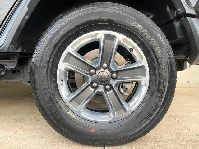 ジープ・ラングラーアンリミテッド サハラ　１オーナー　禁煙車　黒革シート　アダプティブクルコン　ブラインドスポットアシスト　純正ナビ　カープレイ　バックカメラ　シートヒーター　ＡＬＰＩＮＥオーディオシステム　スマートキー　Ｂｌｕｅｔｏｏｔｈ（53枚目）