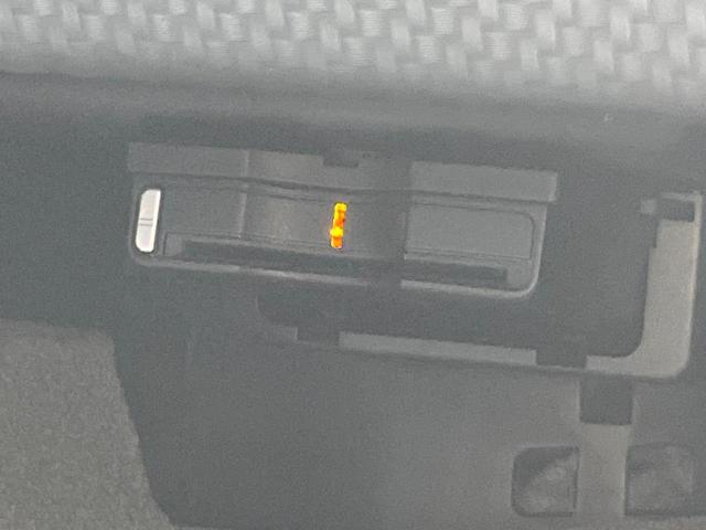 Aクラス A180 スポーツ AMGレザーエクスクルーシブパッケージ レーダーセーフティパッケージ サンルーフ 黒革シート 後期型 カープレイ 純正ナビ バックカメラ キーレスゴー シートヒーター Bluetooth 禁煙車(42枚目)