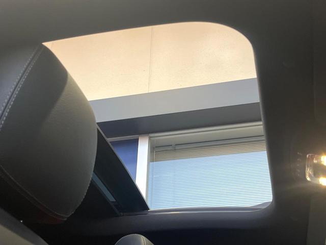 Ａクラスセダン Ａ２００ｄセダンＡＭＧレザエクスクルーシブパッケージ　パノラミックスライディングルーフ　アドバンスドパッケージ　赤黒革シート　純正ナビ　フルセグ　全周囲カメラ　シートヒーター　アダプティブクルコン　ブラインドスポットアシスト　純正１８インチＡＷ　禁煙車（4枚目）