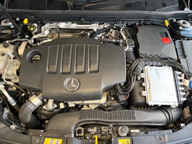 Ａクラスセダン Ａ２００ｄセダンＡＭＧレザエクスクルーシブパッケージ　パノラミックスライディングルーフ　アドバンスドパッケージ　赤黒革シート　純正ナビ　フルセグ　全周囲カメラ　シートヒーター　アダプティブクルコン　ブラインドスポットアシスト　純正１８インチＡＷ　禁煙車（20枚目）