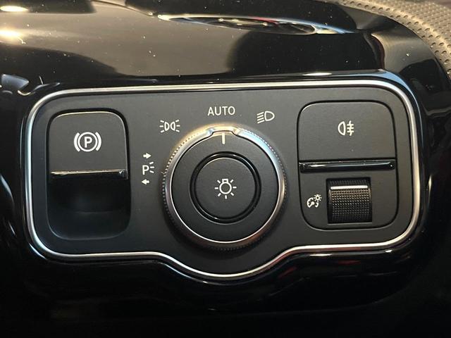 Ａクラスセダン Ａ２００ｄセダンＡＭＧレザエクスクルーシブパッケージ　パノラミックスライディングルーフ　アドバンスドパッケージ　赤黒革シート　純正ナビ　フルセグ　全周囲カメラ　シートヒーター　アダプティブクルコン　ブラインドスポットアシスト　純正１８インチＡＷ　禁煙車（26枚目）