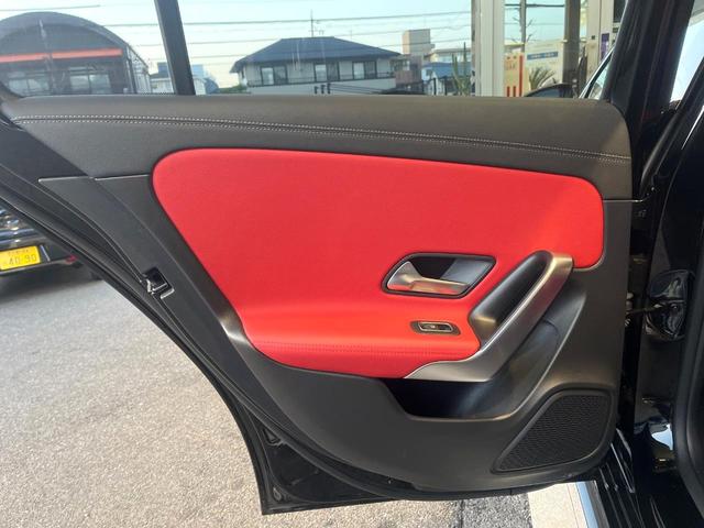 Ａクラスセダン Ａ２００ｄセダンＡＭＧレザエクスクルーシブパッケージ　パノラミックスライディングルーフ　アドバンスドパッケージ　赤黒革シート　純正ナビ　フルセグ　全周囲カメラ　シートヒーター　アダプティブクルコン　ブラインドスポットアシスト　純正１８インチＡＷ　禁煙車（45枚目）