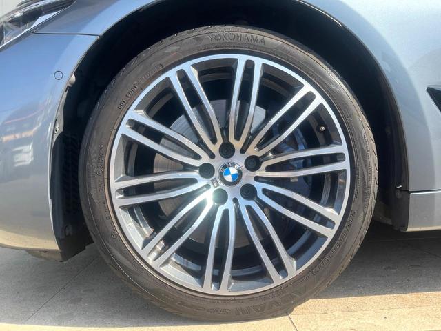 ５シリーズ ５４０ｉ　Ｍスポーツ　イノベーションパッケージ　黒革シート　全席シートヒーター　ヘッドアップディスプレイ　アダプティブクルコン　ブラインドスポットアシスト　全周囲カメラ　Ｂｌｕｅｔｏｏｔｈ　ドライビングアシストプラス　禁煙（52枚目）