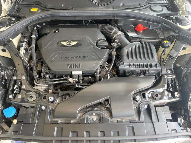 ＭＩＮＩ クーパーＳＤ　クラブマン　ペッパーパッケージ　リアビューカメラ／パークディスタンスコントロール　純正ナビ　Ｂｌｕｅｔｏｏｔｈ　ＬＥＤヘッドライト　オートライト　コンフォートアクセス　純正１７インチＡＷ　禁煙車　スポーツモード（20枚目）