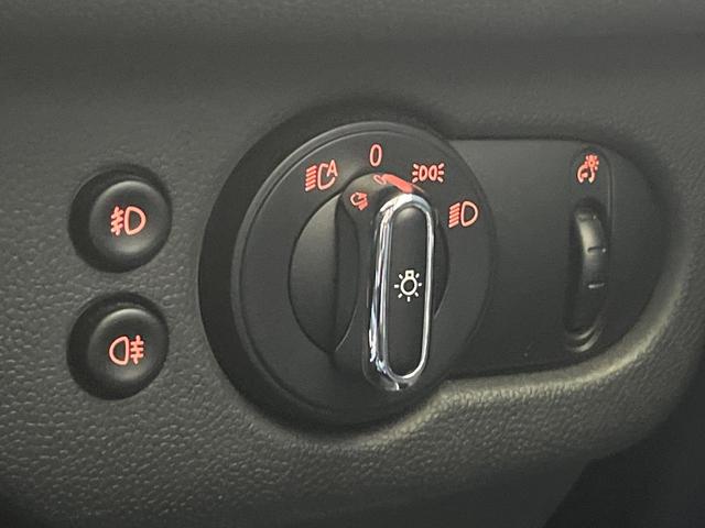 ＭＩＮＩ クーパーＳＤ　クラブマン　ペッパーパッケージ　リアビューカメラ／パークディスタンスコントロール　純正ナビ　Ｂｌｕｅｔｏｏｔｈ　ＬＥＤヘッドライト　オートライト　コンフォートアクセス　純正１７インチＡＷ　禁煙車　スポーツモード（27枚目）