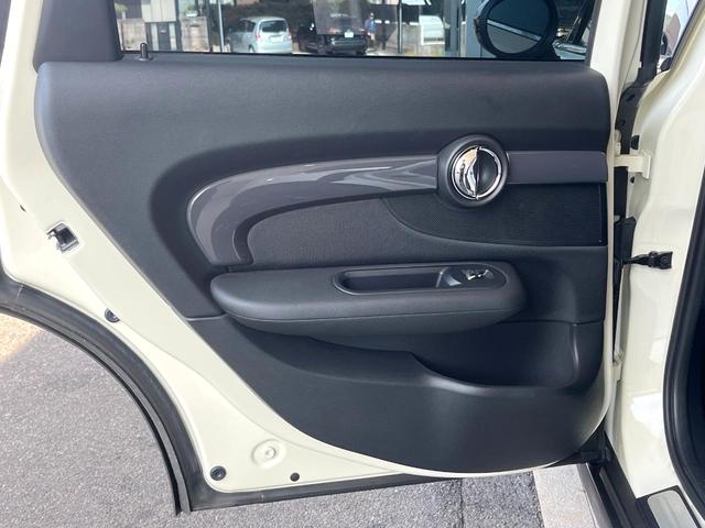 ＭＩＮＩ クーパーＳＤ　クラブマン　ペッパーパッケージ　リアビューカメラ／パークディスタンスコントロール　純正ナビ　Ｂｌｕｅｔｏｏｔｈ　ＬＥＤヘッドライト　オートライト　コンフォートアクセス　純正１７インチＡＷ　禁煙車　スポーツモード（42枚目）