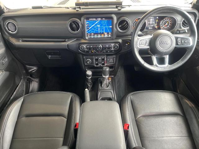 ジープ・ラングラーアンリミテッド サハラ　１オーナー　禁煙　黒革シート　ステアリング＆シートヒーター　純正ナビ　カープレイ　フルセグ　Ｂｌｕｅｔｏｏｔｈ　アダプティブクルコン　ブラインドスポットアシスト　スマートキー　純正１８インチＡＷ（2枚目）