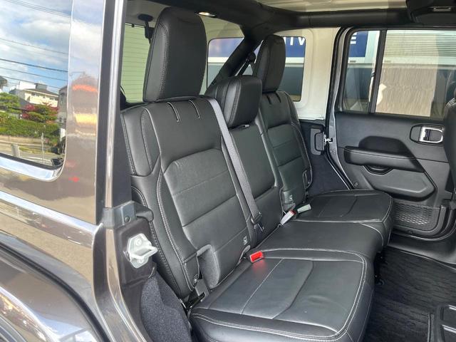 ジープ・ラングラーアンリミテッド サハラ　１オーナー　禁煙　黒革シート　ステアリング＆シートヒーター　純正ナビ　カープレイ　フルセグ　Ｂｌｕｅｔｏｏｔｈ　アダプティブクルコン　ブラインドスポットアシスト　スマートキー　純正１８インチＡＷ（10枚目）