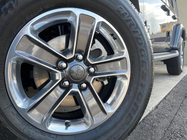 ジープ・ラングラーアンリミテッド サハラ　１オーナー　禁煙　黒革シート　ステアリング＆シートヒーター　純正ナビ　カープレイ　フルセグ　Ｂｌｕｅｔｏｏｔｈ　アダプティブクルコン　ブラインドスポットアシスト　スマートキー　純正１８インチＡＷ（12枚目）