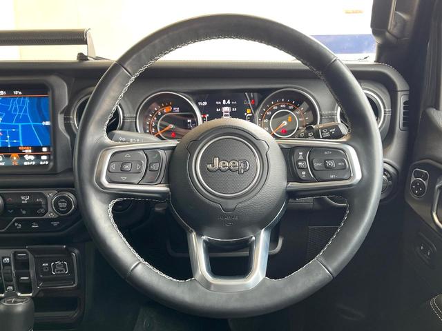ジープ・ラングラーアンリミテッド サハラ　１オーナー　禁煙　黒革シート　ステアリング＆シートヒーター　純正ナビ　カープレイ　フルセグ　Ｂｌｕｅｔｏｏｔｈ　アダプティブクルコン　ブラインドスポットアシスト　スマートキー　純正１８インチＡＷ（13枚目）