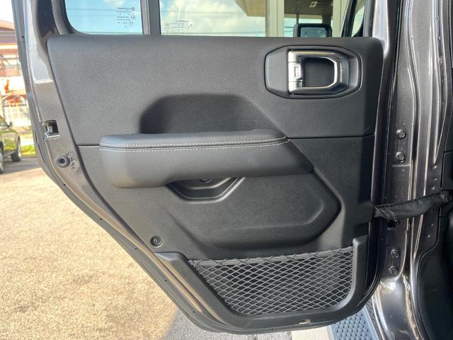 ジープ・ラングラーアンリミテッド サハラ　１オーナー　禁煙　黒革シート　ステアリング＆シートヒーター　純正ナビ　カープレイ　フルセグ　Ｂｌｕｅｔｏｏｔｈ　アダプティブクルコン　ブラインドスポットアシスト　スマートキー　純正１８インチＡＷ（48枚目）