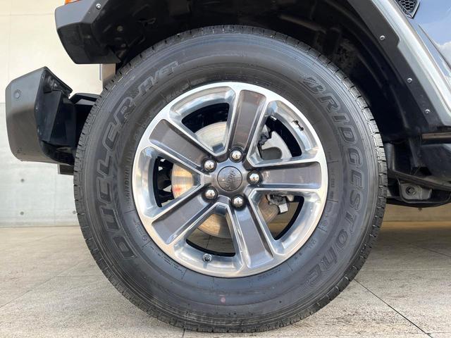 ジープ・ラングラーアンリミテッド サハラ　１オーナー　禁煙　黒革シート　ステアリング＆シートヒーター　純正ナビ　カープレイ　フルセグ　Ｂｌｕｅｔｏｏｔｈ　アダプティブクルコン　ブラインドスポットアシスト　スマートキー　純正１８インチＡＷ（56枚目）
