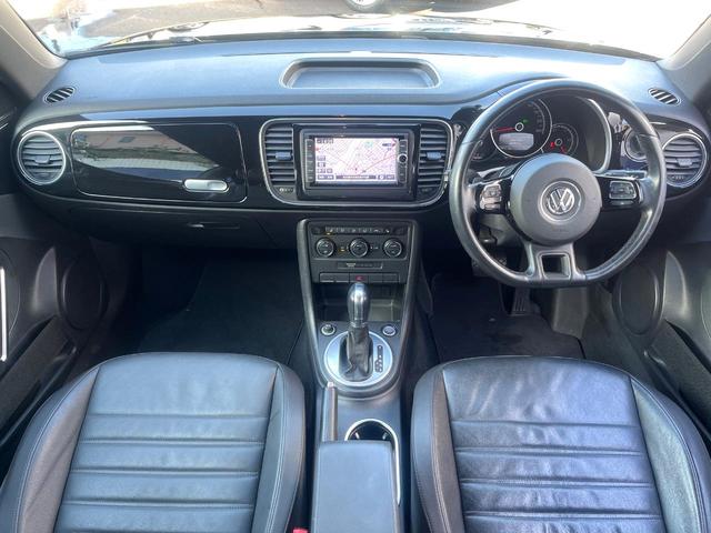 ザ・ビートル デザイン　レザーシートパッケージ　７１４ＳＤＣＷパッケージ　ＨＩＤヘッドライト　黒革シート　シートヒーター　クルコン　バックカメラ　スマートキー　Ｂｌｕｅｔｏｏｔｈ　禁煙車　オートライト　純正１６インチＡＷ（2枚目）