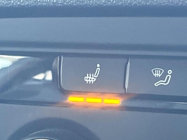 ザ・ビートル デザイン　レザーシートパッケージ　７１４ＳＤＣＷパッケージ　ＨＩＤヘッドライト　黒革シート　シートヒーター　クルコン　バックカメラ　スマートキー　Ｂｌｕｅｔｏｏｔｈ　禁煙車　オートライト　純正１６インチＡＷ（4枚目）