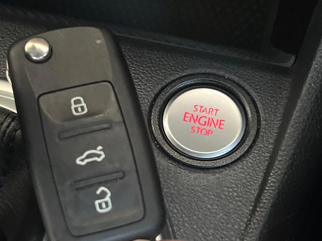 ザ・ビートル デザイン　レザーシートパッケージ　７１４ＳＤＣＷパッケージ　ＨＩＤヘッドライト　黒革シート　シートヒーター　クルコン　バックカメラ　スマートキー　Ｂｌｕｅｔｏｏｔｈ　禁煙車　オートライト　純正１６インチＡＷ（7枚目）