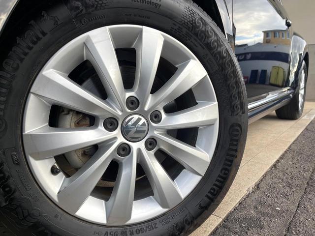 ザ・ビートル デザイン　レザーシートパッケージ　７１４ＳＤＣＷパッケージ　ＨＩＤヘッドライト　黒革シート　シートヒーター　クルコン　バックカメラ　スマートキー　Ｂｌｕｅｔｏｏｔｈ　禁煙車　オートライト　純正１６インチＡＷ（12枚目）