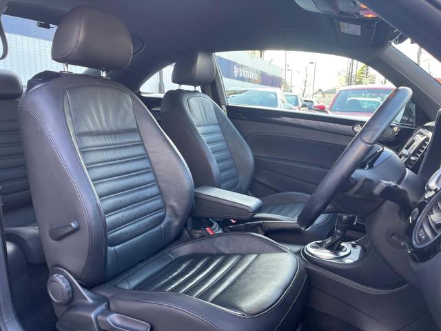 ザ・ビートル デザイン　レザーシートパッケージ　７１４ＳＤＣＷパッケージ　ＨＩＤヘッドライト　黒革シート　シートヒーター　クルコン　バックカメラ　スマートキー　Ｂｌｕｅｔｏｏｔｈ　禁煙車　オートライト　純正１６インチＡＷ（13枚目）