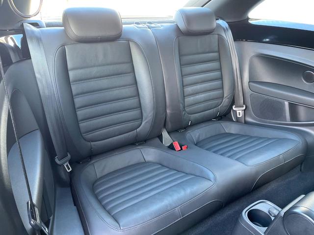 ザ・ビートル デザイン　レザーシートパッケージ　７１４ＳＤＣＷパッケージ　ＨＩＤヘッドライト　黒革シート　シートヒーター　クルコン　バックカメラ　スマートキー　Ｂｌｕｅｔｏｏｔｈ　禁煙車　オートライト　純正１６インチＡＷ（14枚目）