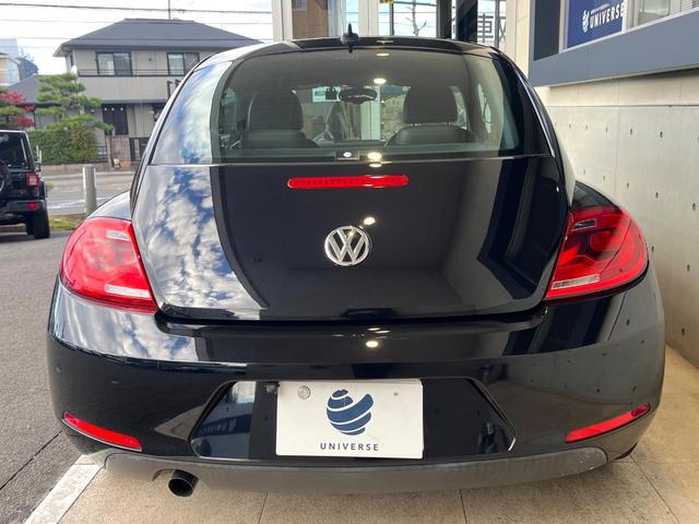 ザ・ビートル デザイン　レザーシートパッケージ　７１４ＳＤＣＷパッケージ　ＨＩＤヘッドライト　黒革シート　シートヒーター　クルコン　バックカメラ　スマートキー　Ｂｌｕｅｔｏｏｔｈ　禁煙車　オートライト　純正１６インチＡＷ（16枚目）