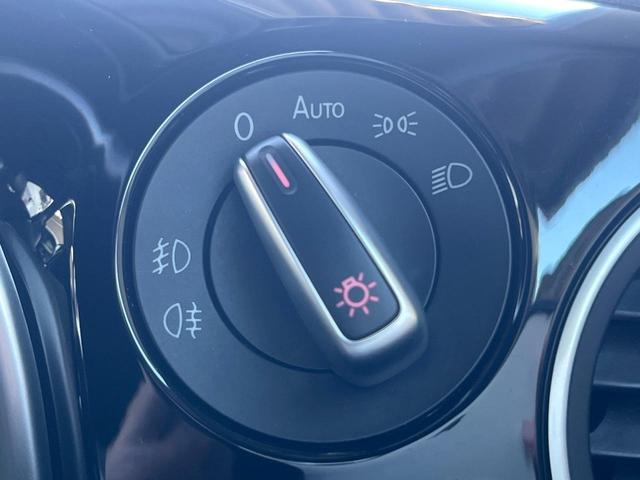 ザ・ビートル デザイン　レザーシートパッケージ　７１４ＳＤＣＷパッケージ　ＨＩＤヘッドライト　黒革シート　シートヒーター　クルコン　バックカメラ　スマートキー　Ｂｌｕｅｔｏｏｔｈ　禁煙車　オートライト　純正１６インチＡＷ（22枚目）