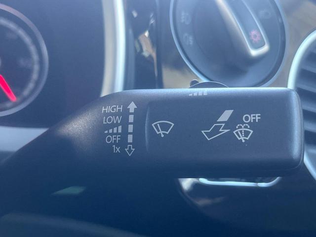 ザ・ビートル デザイン　レザーシートパッケージ　７１４ＳＤＣＷパッケージ　ＨＩＤヘッドライト　黒革シート　シートヒーター　クルコン　バックカメラ　スマートキー　Ｂｌｕｅｔｏｏｔｈ　禁煙車　オートライト　純正１６インチＡＷ（28枚目）