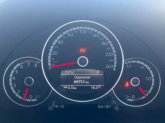 ザ・ビートル デザイン　レザーシートパッケージ　７１４ＳＤＣＷパッケージ　ＨＩＤヘッドライト　黒革シート　シートヒーター　クルコン　バックカメラ　スマートキー　Ｂｌｕｅｔｏｏｔｈ　禁煙車　オートライト　純正１６インチＡＷ（29枚目）