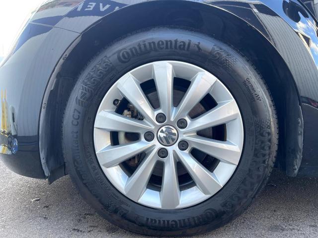 ザ・ビートル デザイン　レザーシートパッケージ　７１４ＳＤＣＷパッケージ　ＨＩＤヘッドライト　黒革シート　シートヒーター　クルコン　バックカメラ　スマートキー　Ｂｌｕｅｔｏｏｔｈ　禁煙車　オートライト　純正１６インチＡＷ（35枚目）