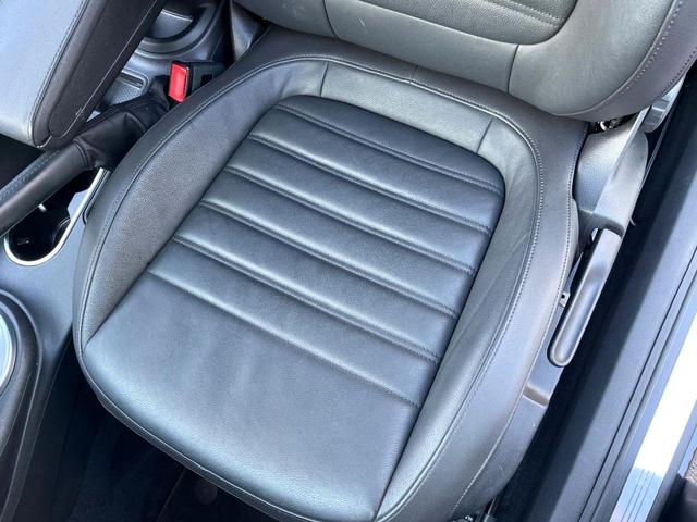 ザ・ビートル デザイン　レザーシートパッケージ　７１４ＳＤＣＷパッケージ　ＨＩＤヘッドライト　黒革シート　シートヒーター　クルコン　バックカメラ　スマートキー　Ｂｌｕｅｔｏｏｔｈ　禁煙車　オートライト　純正１６インチＡＷ（40枚目）