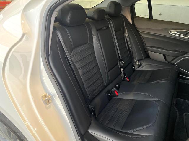 ジュリア ヴェローチェ 黒革シート アダプティブクルコン ブラインドスポットアシスト harman/kardon カープレイ バックカメラ Bluetooth ステアリング&シートヒーター スマートキー パドルシフト 禁煙車(9枚目)