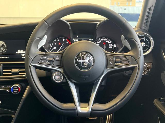 ジュリア ヴェローチェ 黒革シート アダプティブクルコン ブラインドスポットアシスト harman/kardon カープレイ バックカメラ Bluetooth ステアリング&シートヒーター スマートキー パドルシフト 禁煙車(10枚目)