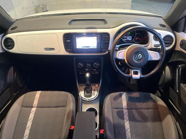 ザ・ビートル デザイン　後期型　７１６ＳＤＣＷパッケージ　ＨＩＤヘッドランプ　純正ナビ　禁煙車　バックカメラ　ＥＴＣ　Ｂｌｕｅｔｏｏｔｈ　クルーズコントロール　ブラインドスポット　スマートキー　革巻きハンドル（2枚目）