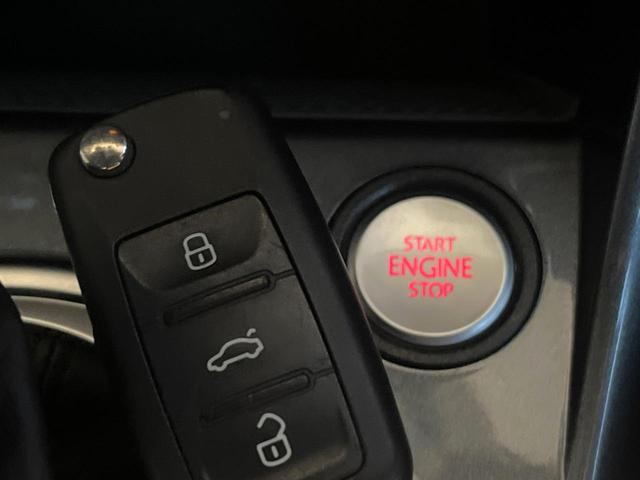 ザ・ビートル デザイン　後期型　７１６ＳＤＣＷパッケージ　ＨＩＤヘッドランプ　純正ナビ　禁煙車　バックカメラ　ＥＴＣ　Ｂｌｕｅｔｏｏｔｈ　クルーズコントロール　ブラインドスポット　スマートキー　革巻きハンドル（7枚目）