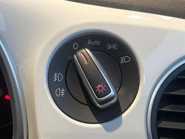 ザ・ビートル デザイン　後期型　７１６ＳＤＣＷパッケージ　ＨＩＤヘッドランプ　純正ナビ　禁煙車　バックカメラ　ＥＴＣ　Ｂｌｕｅｔｏｏｔｈ　クルーズコントロール　ブラインドスポット　スマートキー　革巻きハンドル（8枚目）