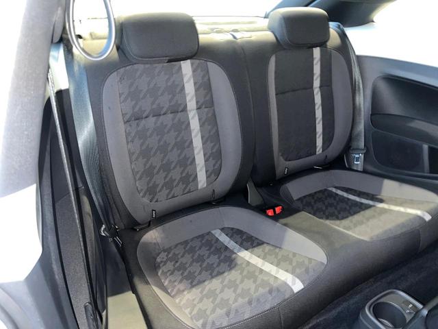 ザ・ビートル デザイン　後期型　７１６ＳＤＣＷパッケージ　ＨＩＤヘッドランプ　純正ナビ　禁煙車　バックカメラ　ＥＴＣ　Ｂｌｕｅｔｏｏｔｈ　クルーズコントロール　ブラインドスポット　スマートキー　革巻きハンドル（9枚目）