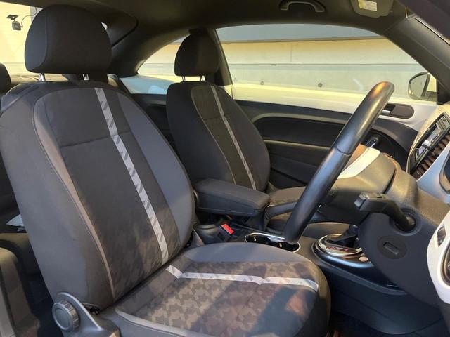 ザ・ビートル デザイン　後期型　７１６ＳＤＣＷパッケージ　ＨＩＤヘッドランプ　純正ナビ　禁煙車　バックカメラ　ＥＴＣ　Ｂｌｕｅｔｏｏｔｈ　クルーズコントロール　ブラインドスポット　スマートキー　革巻きハンドル（10枚目）