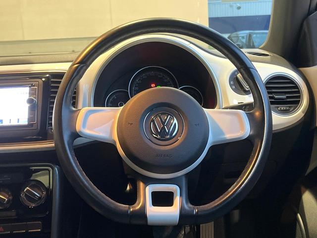 ザ・ビートル デザイン　後期型　７１６ＳＤＣＷパッケージ　ＨＩＤヘッドランプ　純正ナビ　禁煙車　バックカメラ　ＥＴＣ　Ｂｌｕｅｔｏｏｔｈ　クルーズコントロール　ブラインドスポット　スマートキー　革巻きハンドル（11枚目）
