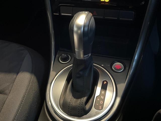 ザ・ビートル デザイン　後期型　７１６ＳＤＣＷパッケージ　ＨＩＤヘッドランプ　純正ナビ　禁煙車　バックカメラ　ＥＴＣ　Ｂｌｕｅｔｏｏｔｈ　クルーズコントロール　ブラインドスポット　スマートキー　革巻きハンドル（12枚目）